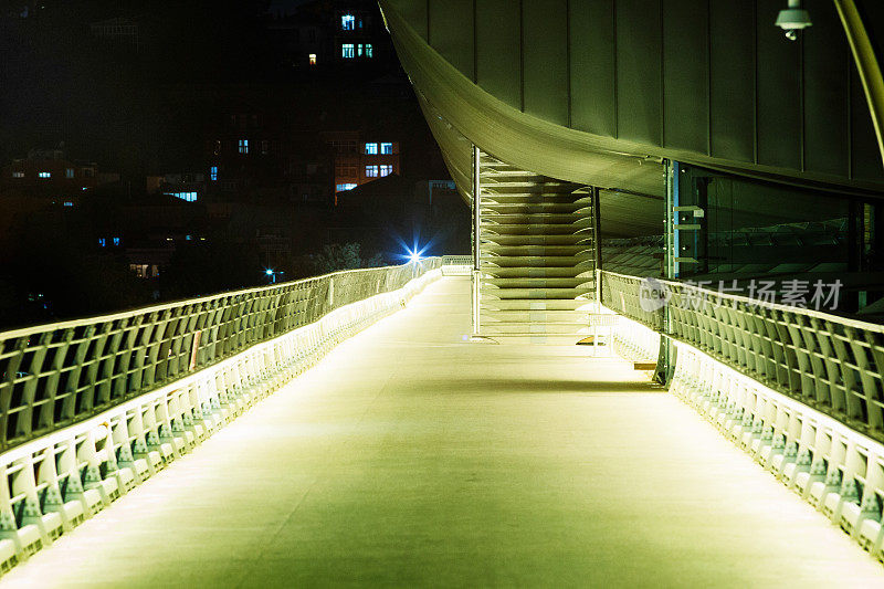伊斯坦布尔金角桥夜间的现代户外通道