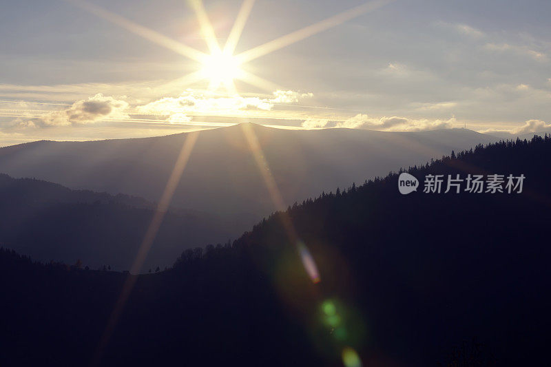 夕阳照射在罗马尼亚特兰西瓦尼亚的山脉上