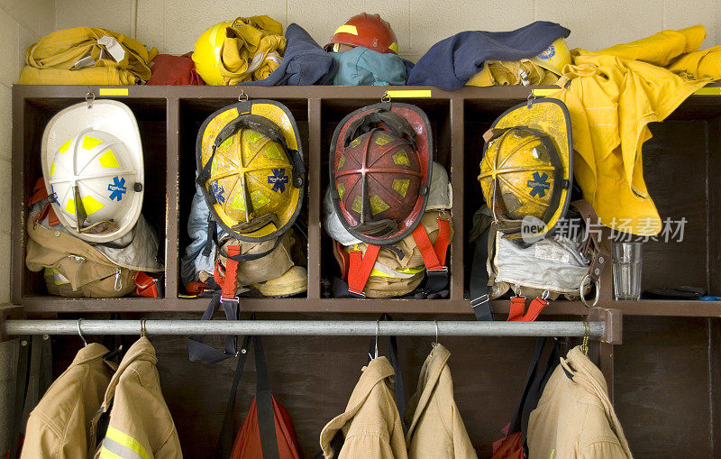 装备柜里的消防员头盔