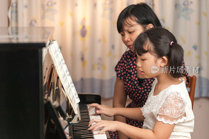 中国小孩弹钢琴