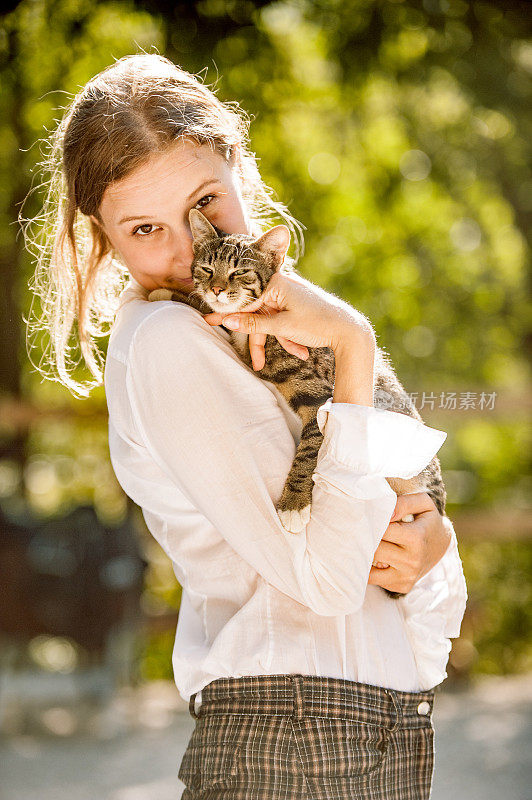 年轻女子肖像与她的猫