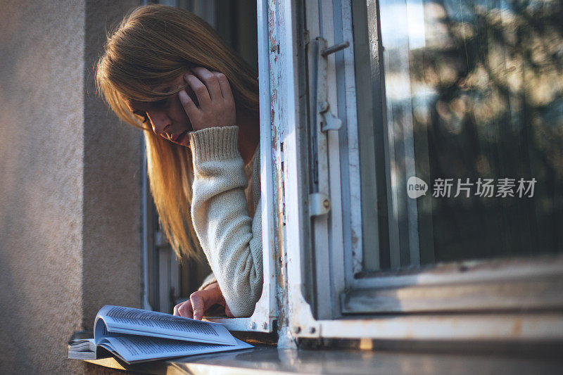 靠近女人在早上看书