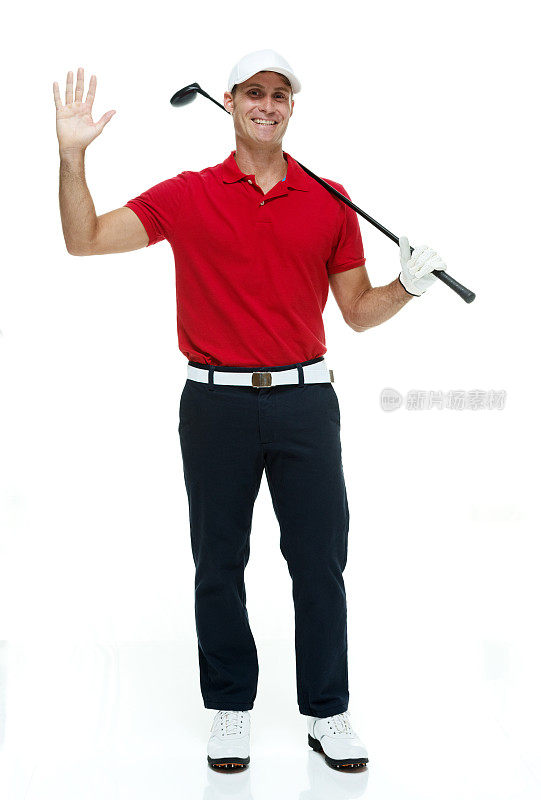 微笑的高尔夫球手拿着高尔夫球杆&挥手