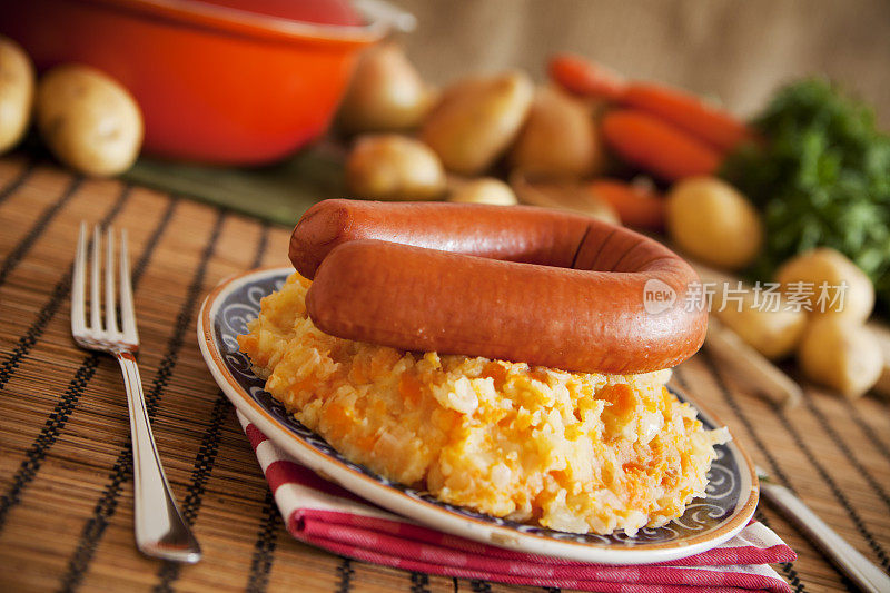 荷兰菜:土豆泥、胡萝卜和洋葱
