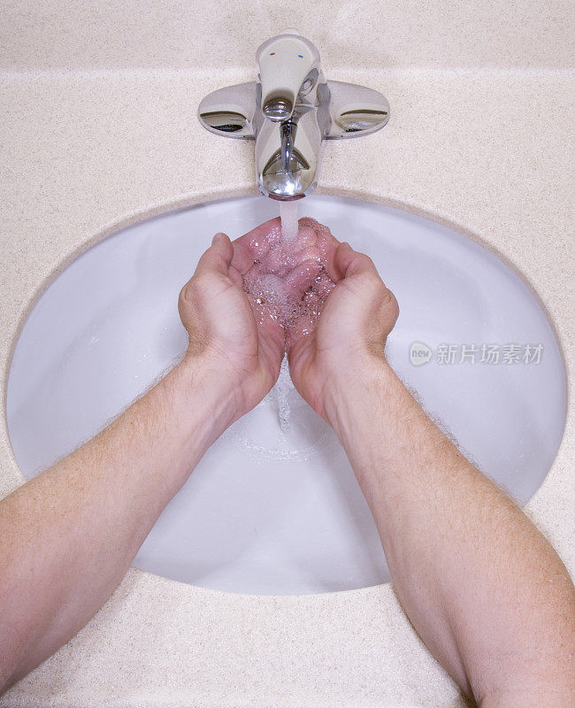 在水槽里洗澡的男人的胳膊和手