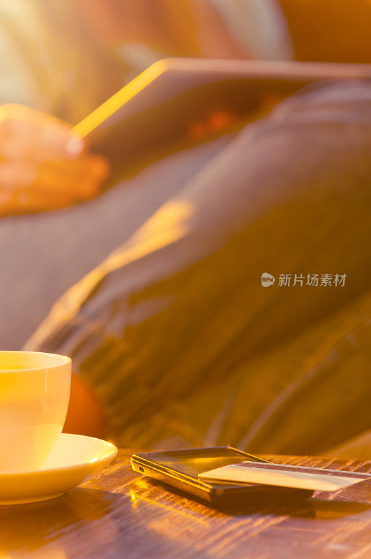 用平板电脑和信用卡购物的女人