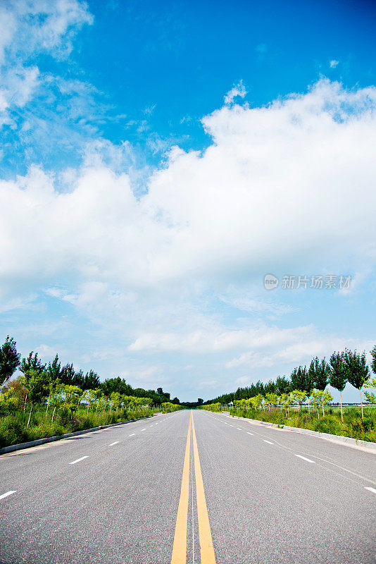 空的柏油路