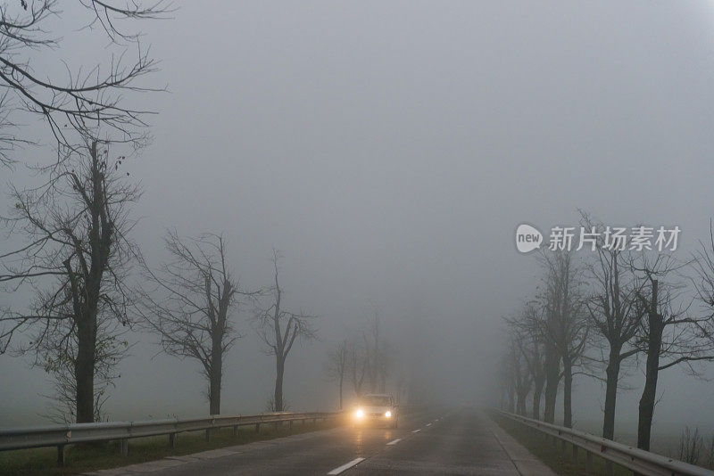 汽车在多雾的路上行驶