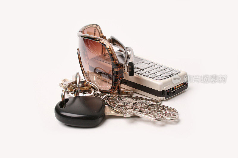 钥匙，太阳镜和手机