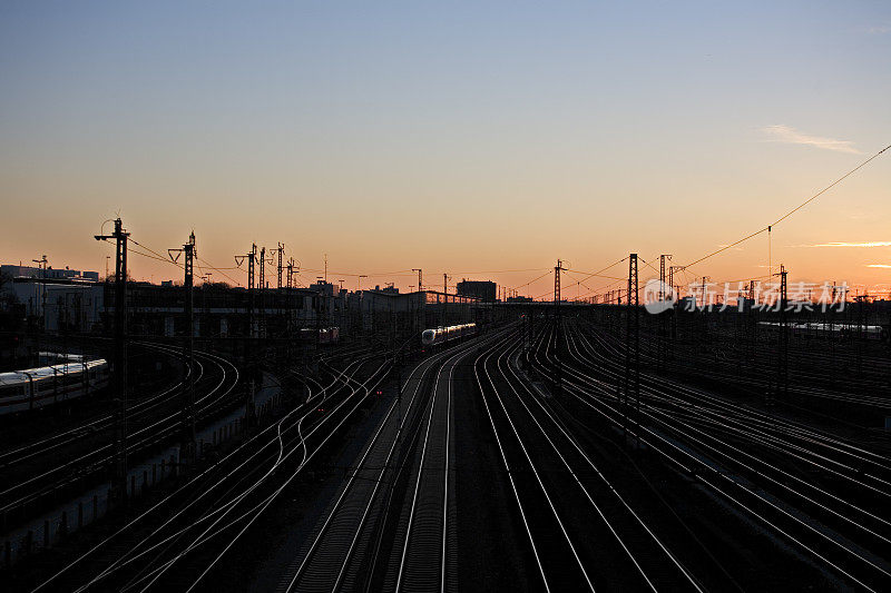 夕阳西下，火车的铁轨闪闪发光