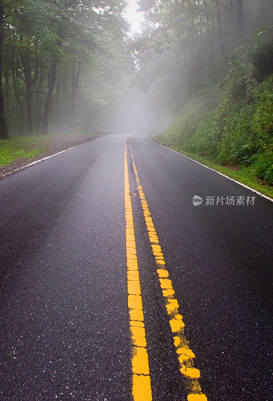 潮湿的天气道路