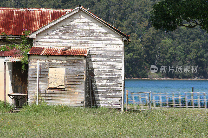 小旧湖边小屋