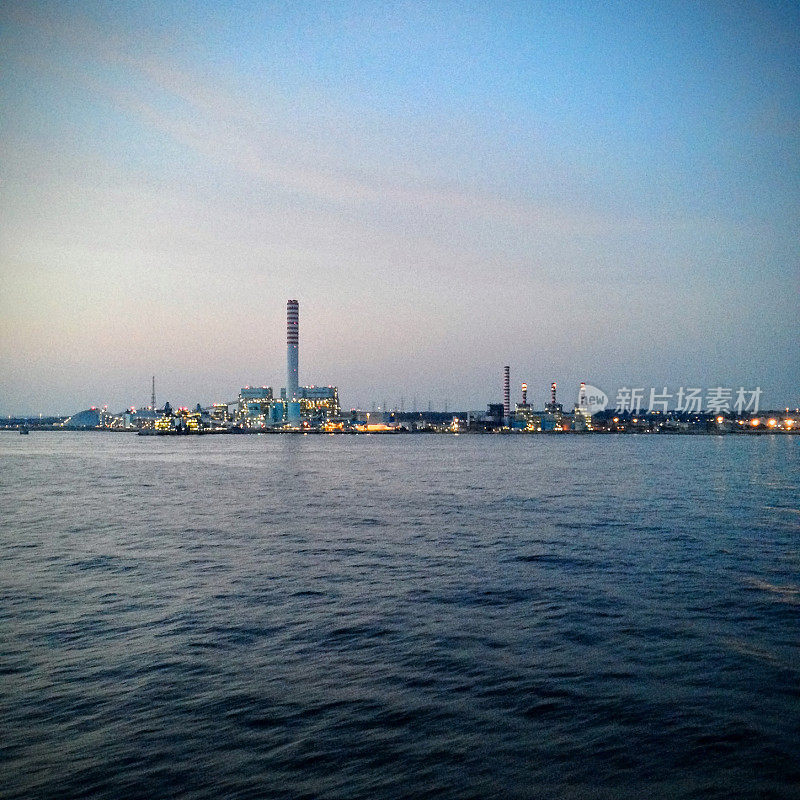 黄昏时分，工厂在海上