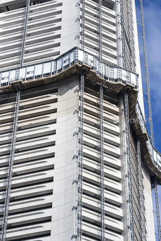 摩天大楼建筑的低角度视图与施工电梯