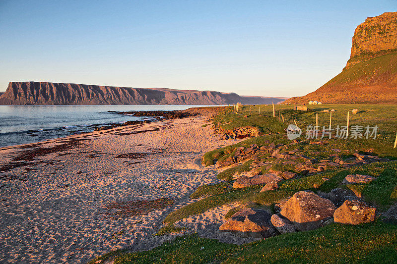 海岸线全景日落。Westfjords。冰岛。