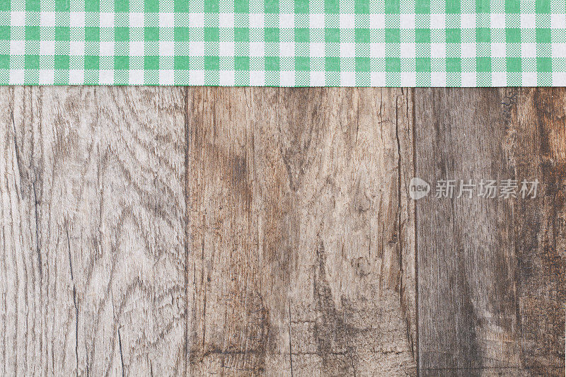木桌子上铺着绿色桌布