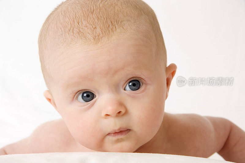 蓝眼睛的婴儿抬头看。