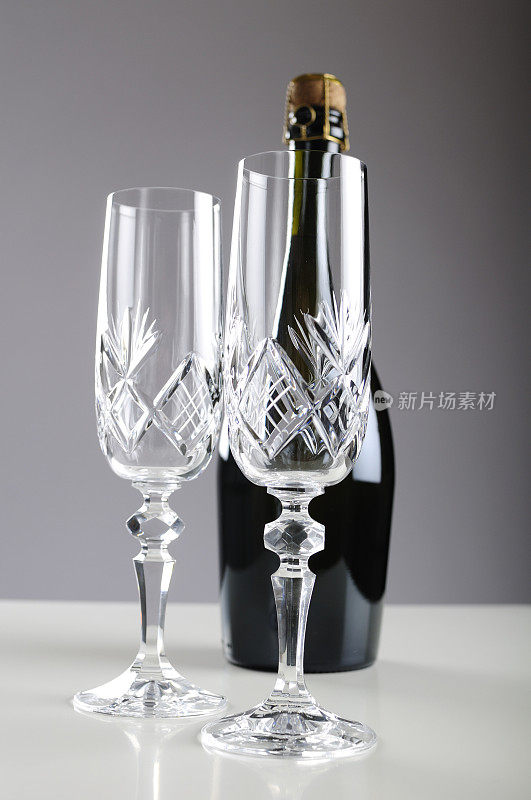 水晶杯和一瓶香槟