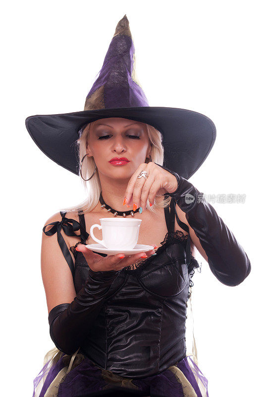 女巫把魔粉放进咖啡里