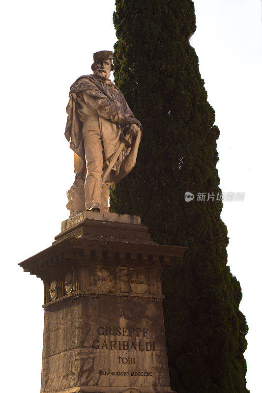 托迪，翁布里亚，意大利:加里波第雕像，柏树