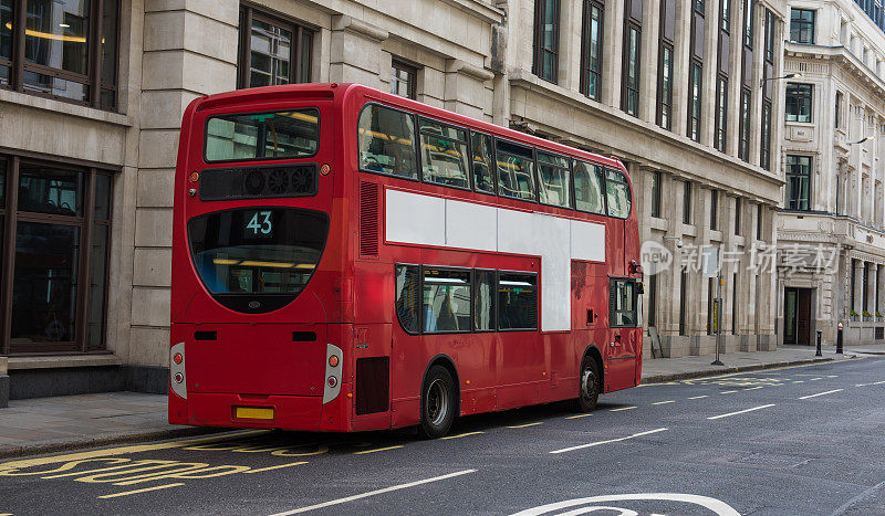 一辆红色双层巴士的侧视图在伦敦市，英国，英国