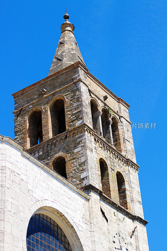 意大利翁布里亚贝瓦尼亚:圣米歇尔教堂(特写)