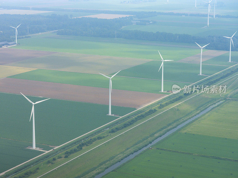 鸟瞰图上的风力涡轮机的领域在弗莱弗兰，荷兰