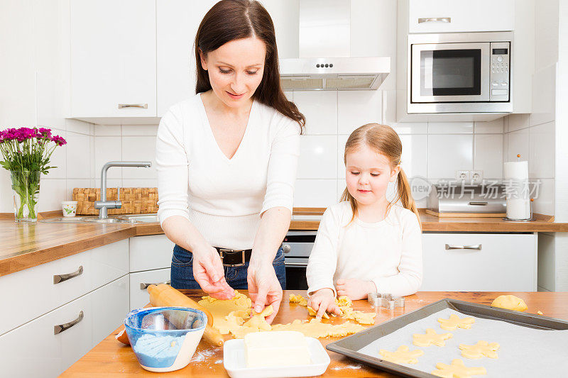 母亲和女儿在烤饼干
