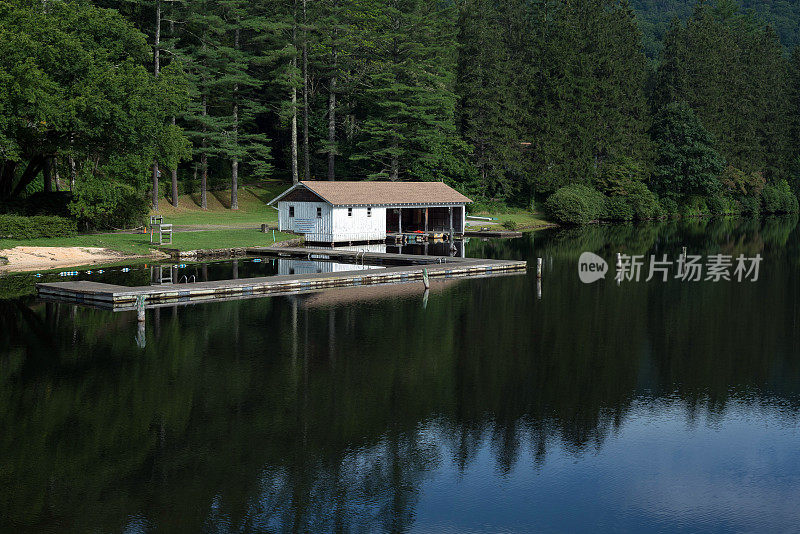 小船屋在宁静的湖面上