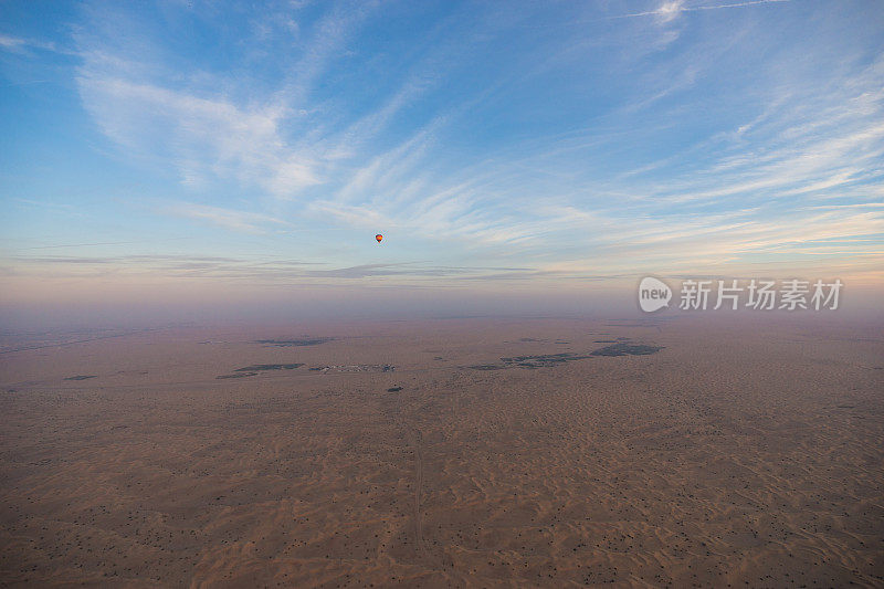 迪拜沙漠的黎明与热气球
