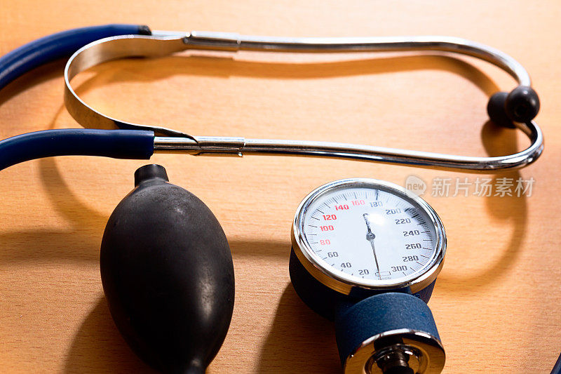 基本诊断设备:血压计和听诊器