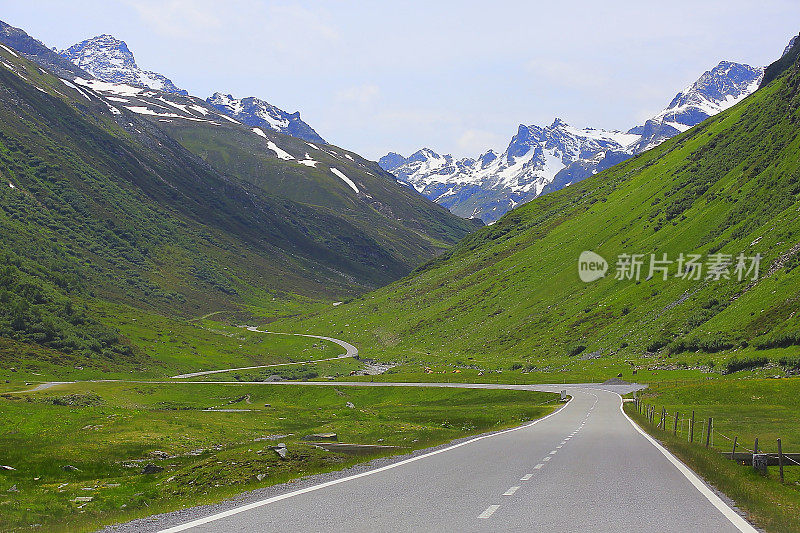 蜿蜒的高山公路和雄伟的Silvretta南蒂罗尔雪山山脉全景和田园诗Vorarlberg，蒂罗尔山谷从上面，奥地利