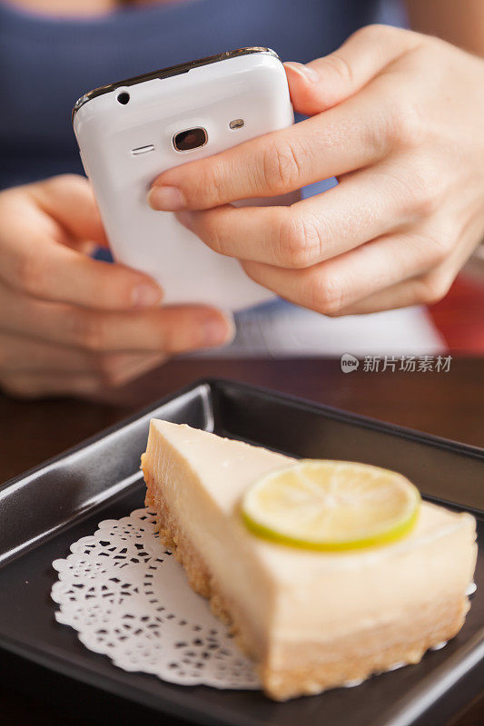 一个女人正在用手机拍食物