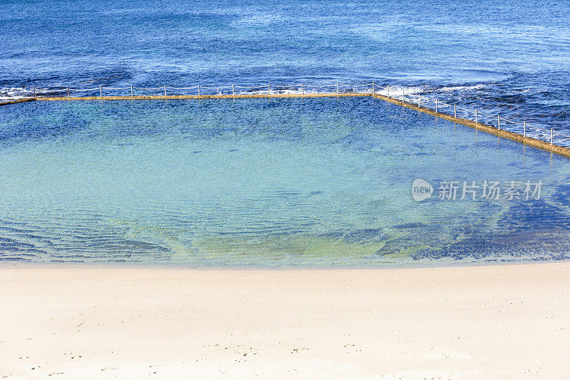 海洋游泳池，自然背景与复制空间，澳大利亚克朗努拉