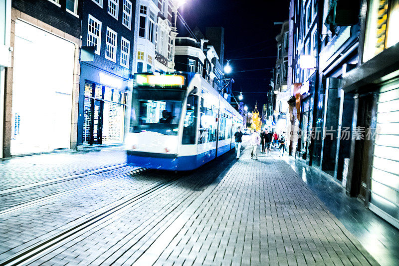 夜间乘电车在阿姆斯特丹