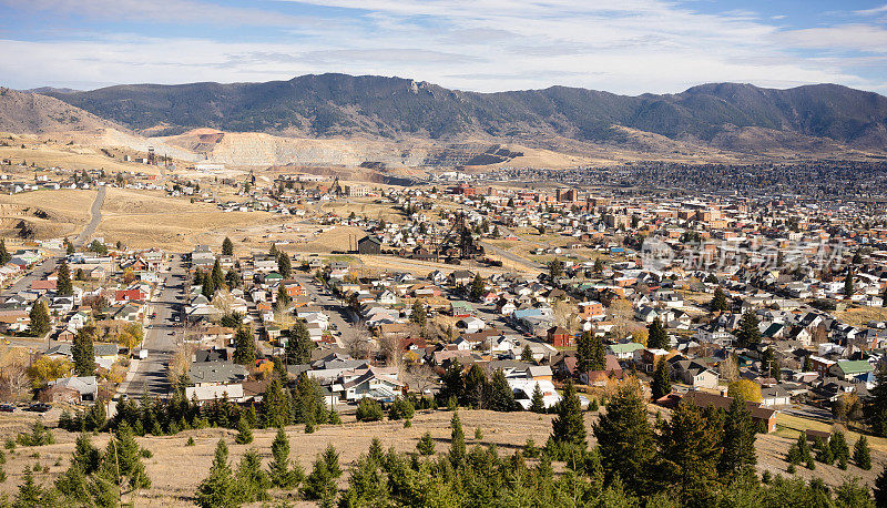 高角度俯瞰美国蒙大拿州市中心的沃克维尔山