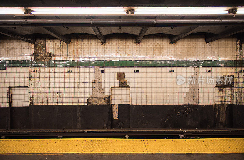 纽约地铁肮脏的垃圾墙