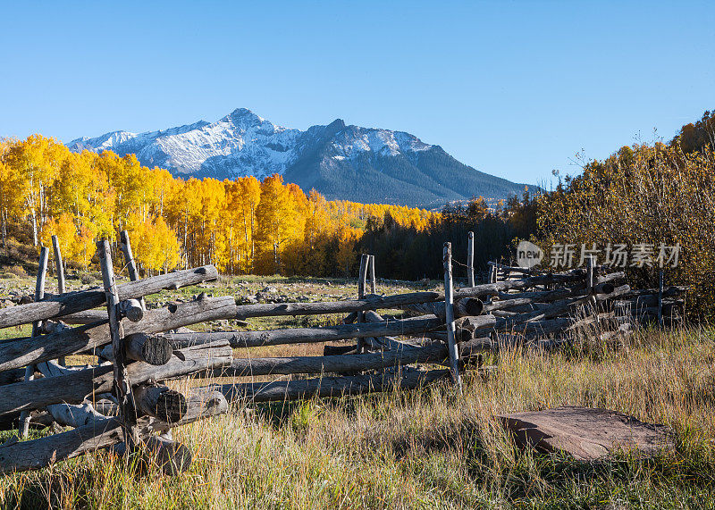 科罗拉多州落基山脉的秋天风景。