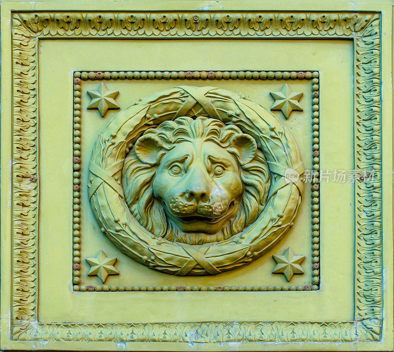 古老的卷曲的狮子头在门上。