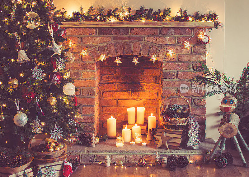 圣诞节用壁炉和蜡烛装饰房间