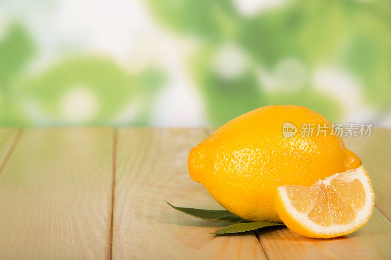 整只带叶子的柠檬片放在桌上