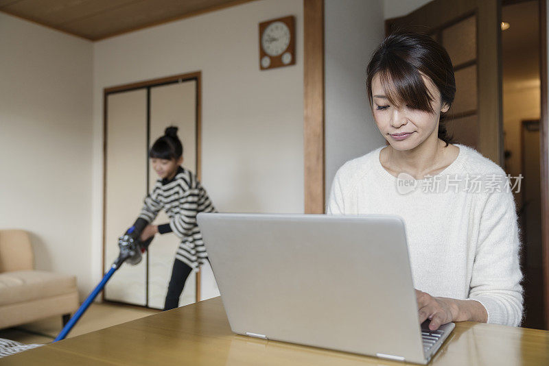 女孩帮助做家务