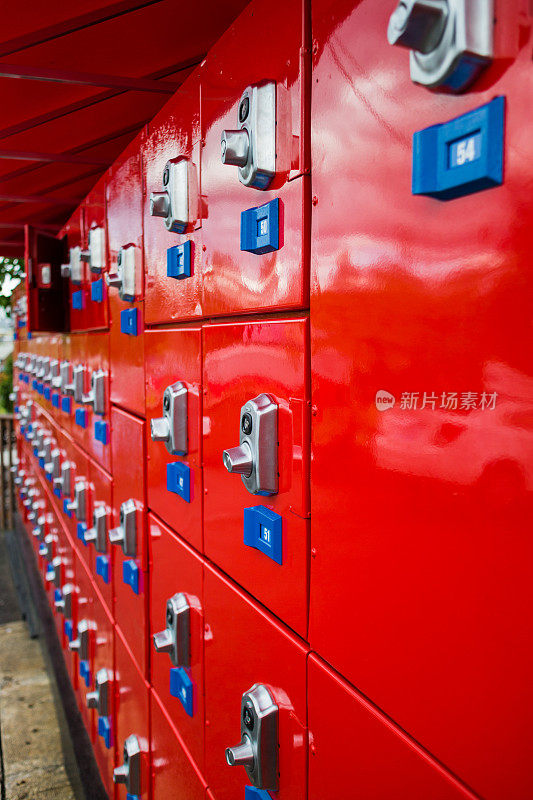 集市的红色储物柜
