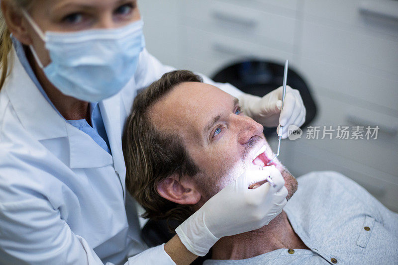 牙医用工具检查病人