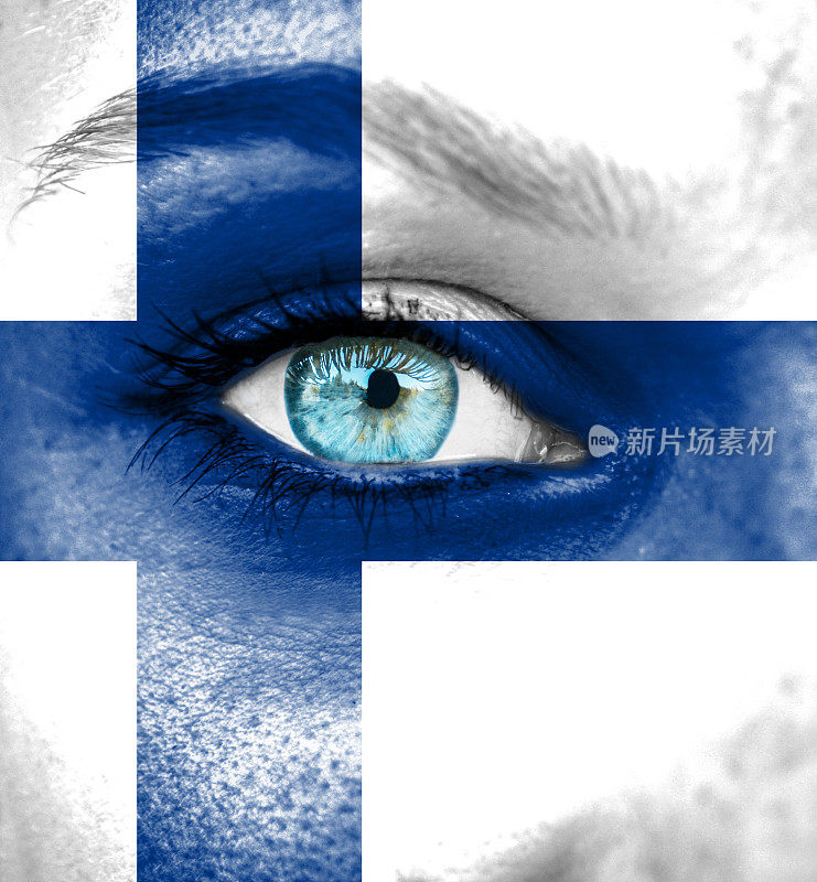 女人的脸上画着芬兰国旗