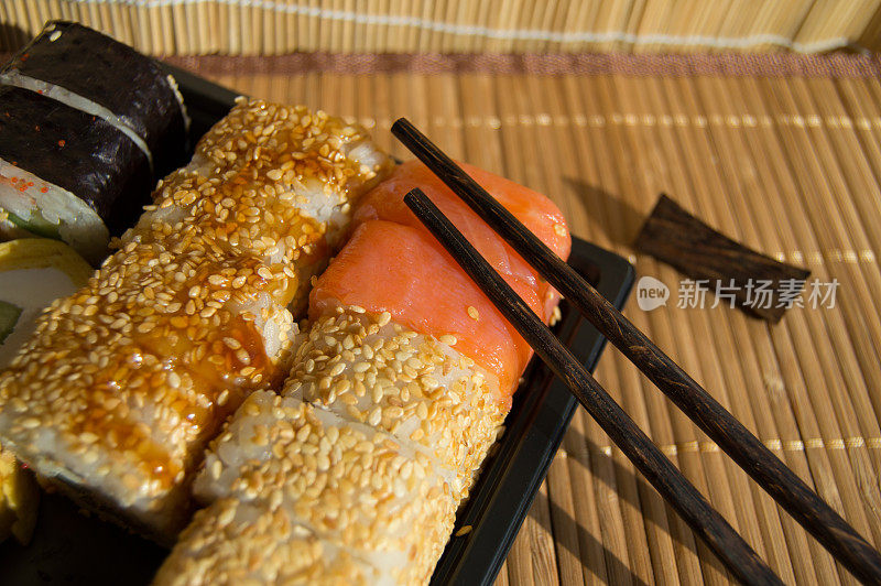 传统的日本食物-寿司套装，筷子在竹子的背景
