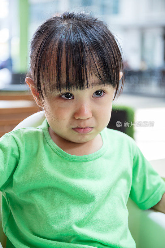 亚洲华人小女孩在哭