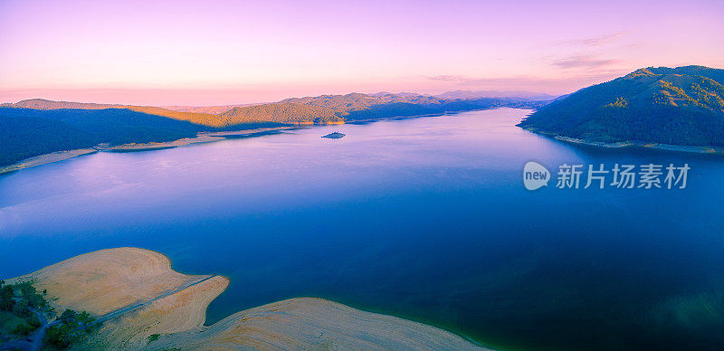 壮丽的伯林姬克湖日落空中全景图。新南威尔士，维多利亚州，澳大利亚