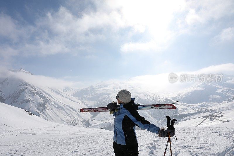 女滑雪登山运动员停下来向外看山