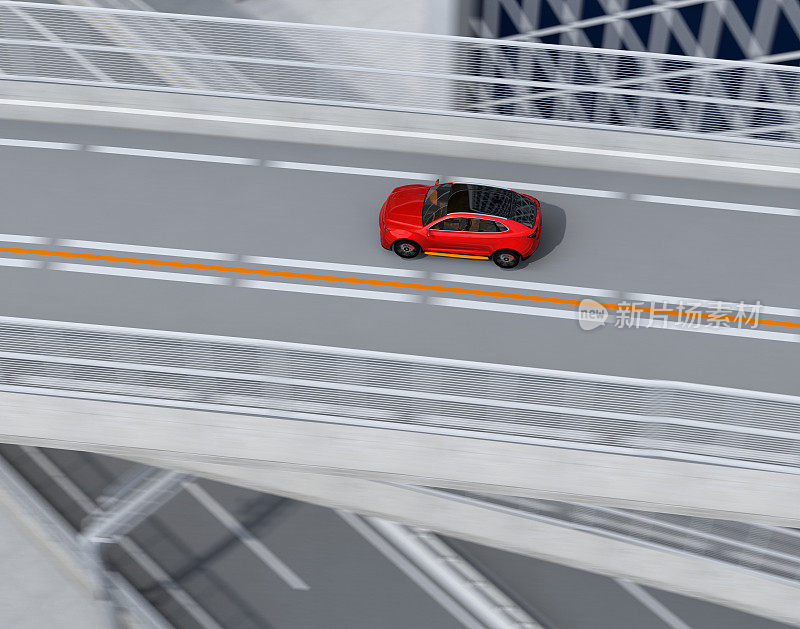 鸟瞰图金属红色电动SUV驾驶在高速公路上